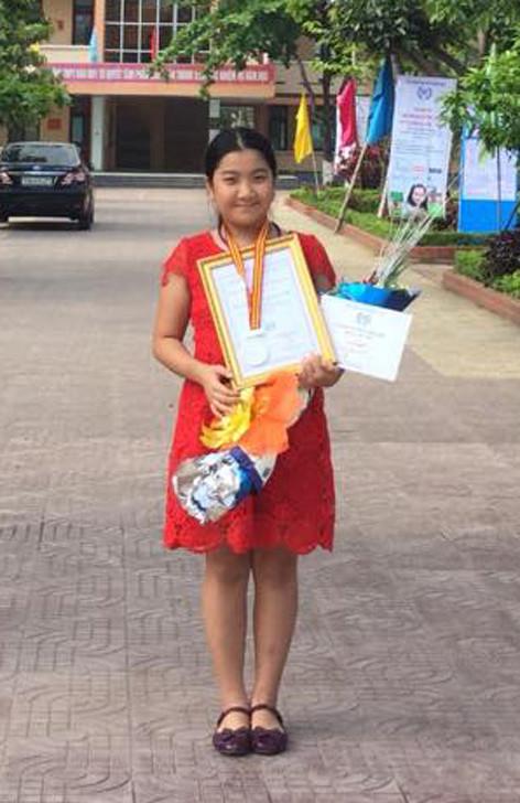 Nguyễn Dương Gia Hân dự kỳ thi Olympic “Tài năng tiếng Anh” cấp toàn quốc khu vực miền Trung.  Ảnh do Phòng GD-ĐT Tam Kỳ cung cấp.
