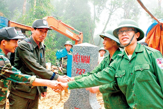 Niềm vui của các chiến sĩ biên phòng bên cột mốc biên giới đã hoàn thành. Ảnh: THANH NGUYÊN