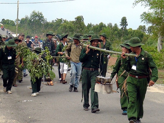 Đoàn viên thanh niên và cựu chiến binh cùng tham gia hành quân về nguồn. Ảnh: VĨNH LỘC