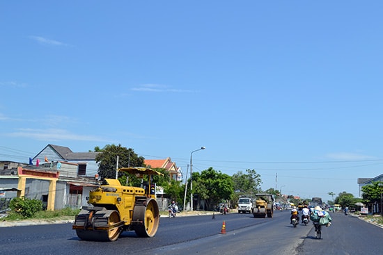 Bàn giao mặt bằng sớm, QL 1 đoạn qua nhà thầy Cư đã hoàn thiện mặt đường. Ảnh: C.T