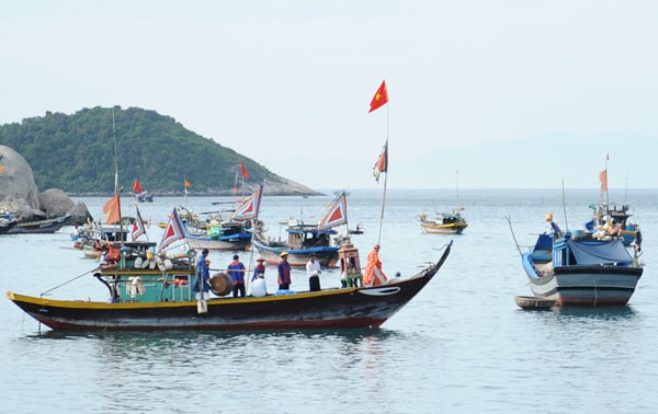 Các tàu thuyền từ khắp nơi trang trí cờ hoa về tham gia đi nghinh thần ở các đảo. Ảnh Minh Hải