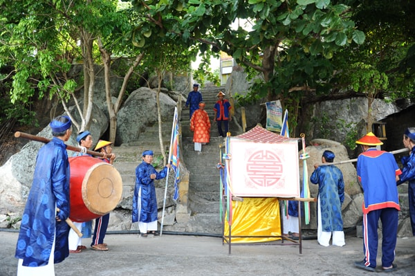 Đến từng lăng để rước thần. Ảnh Minh Hải