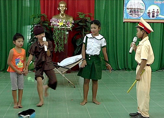 Tiểu phẩm “Khi phụ huynh chở con đến trường” của huyện Tây Giang.