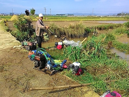 Máy bơm đặt sẵn, chờ đến lượt bơm nước. 