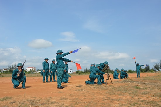 Lực lượng dân quân binh chủng huyện Núi Thành huấn luyện trên thao trường. Ảnh: T.A