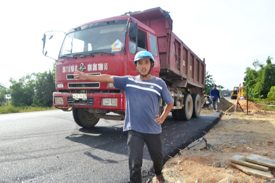Thi công dự án mở rộng quốc lộ 1 qua huyện Thăng Bình gặp khó khăn vì nhiều người dân chưa đồng thuận. Ảnh: N.Q.V
