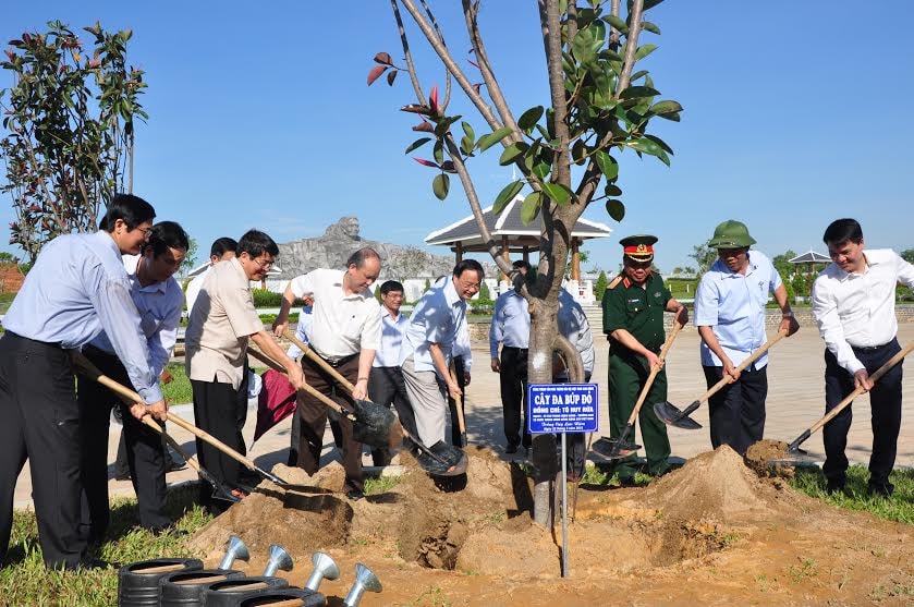 Đồng chí Tô Huy Rứa cùng các đồng chí lãnh đạo tỉnh trồng cây lưu niệm tại khuôn viên Tượng đài Mẹ Việt Nam anh hùng.