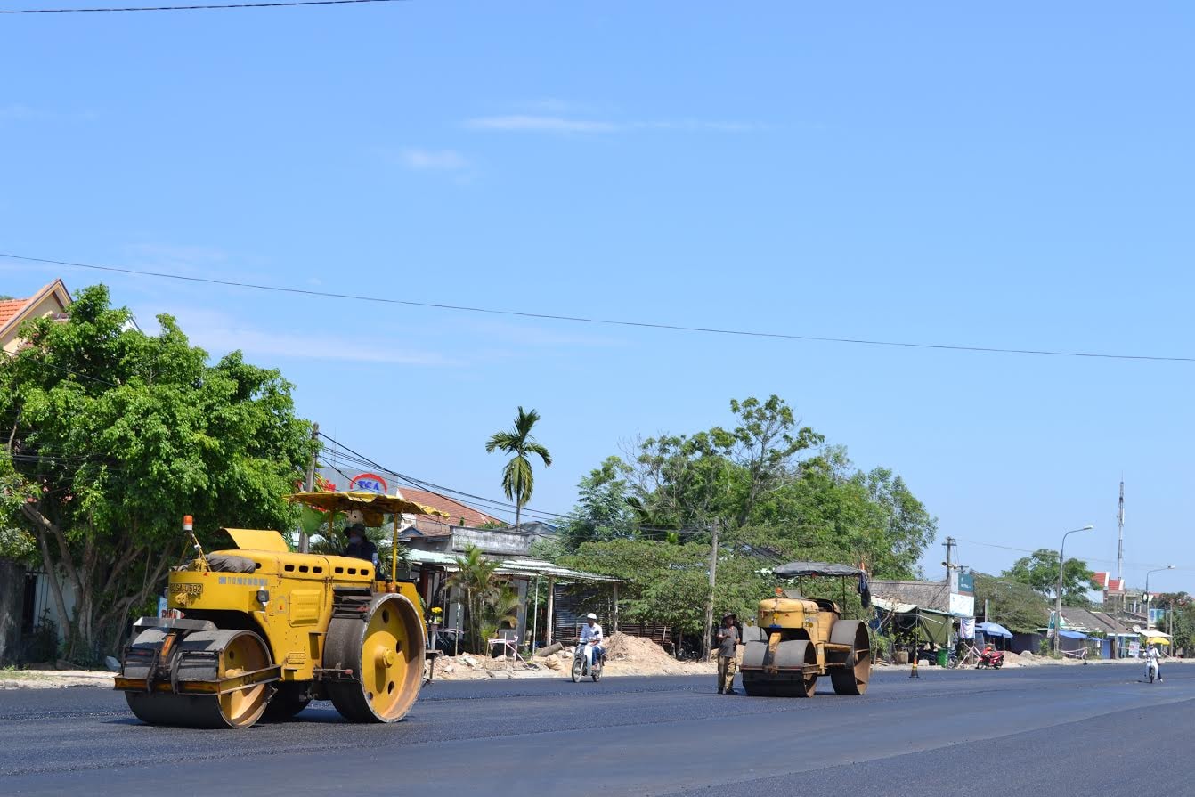 Thảm nhựa trên quốc lộ 1  đoạn qua xã Bình Nguyên (Thăng Bình).