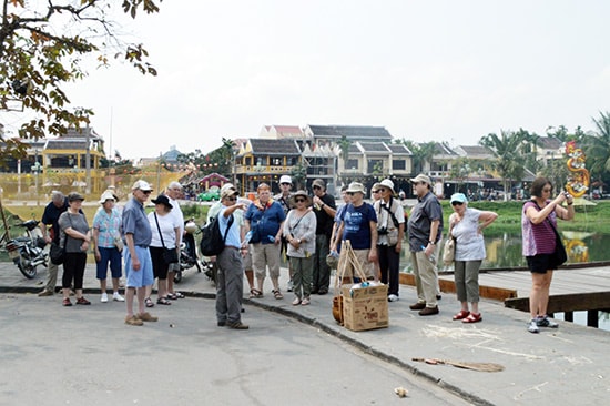 Lượng khách đến Hội An tăng hàng năm, nên việc tinh giản thủ tục cho doanh nghiệp là rất cần thiết.  Ảnh: V.LỘC