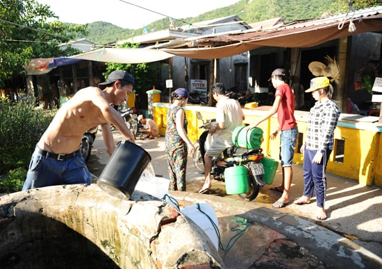 Gần 800 người dân của hai thôn chia nhau từng thùng nước lấy từ giếng nước duy nhất trên đảo.                                                  Ảnh: Minh Hải