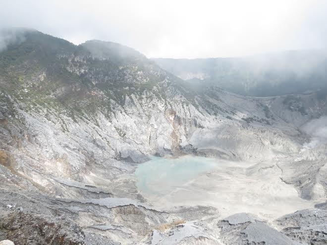 Núi lửa Tangkuban Perahu vẫn còn dung nham đang bốc lên.