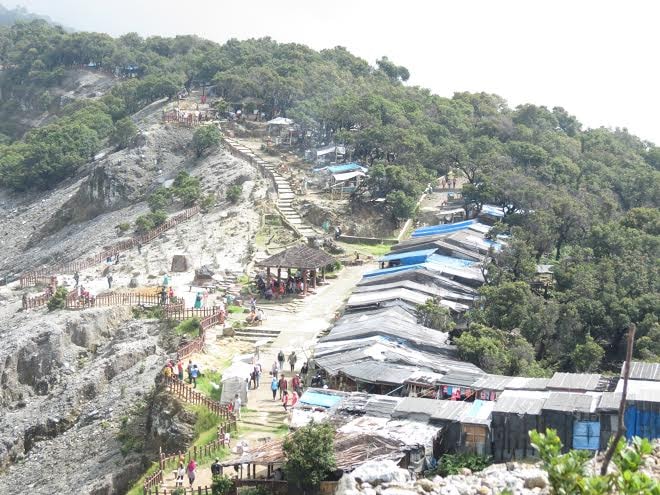 Các hàng quán chạy dọc theo cung đường lên núi lửa Tangkuban Perahu.