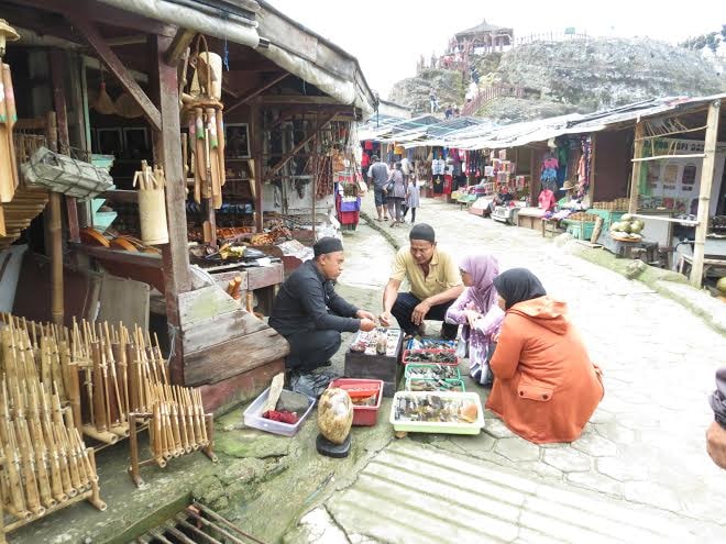 Hàng quán tập trung thành một khu chợ du lịch ngay tại khu vực núi lửa Tankuban Perahu