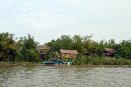 Làng du lịch cộng đồng Triêm Tây nhìn từ phía sông