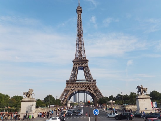 Du khách đến tháp Eiffel được báo động về vấn nạn “đạo chích” lộng hành.