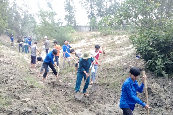 Đoàn viên thanh niên xã Bình Đào chung tay xây dựng nông thôn mới. 