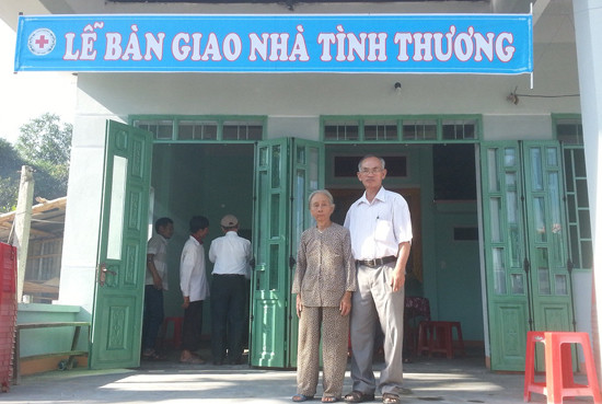 Ông Võ Nga trong lễ bàn giao nhà tình thương cho bà Nguyễn Thị Hiên, 82 tuổi, thôn Nông Sơn 2, xã Điện Phước. (ảnh: nhân vật cung cấp).