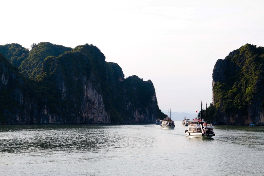 Vùng di sản trên vịnh Hạ Long được thế giới công nhận có diện tích 434 km², như một hình tam giác bao gồm 775 đảo với nhiều hang động, bãi tắm.