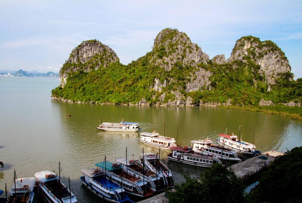 Bến tàu nhìn từ Động Thiên Cung. Vịnh Hạ Long đón hàng ngàn lượt khách đến thăm mỗi ngày