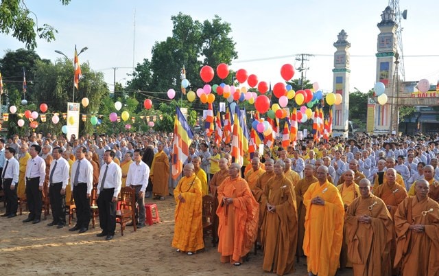 Đại diện lãnh đạo tỉnh, TP.Tam Kỳ cùng đông đảo Tăng Ni, Phật tử đến dự Đại lễ Phật đản Phật lịch 2559, dương lịch 2015. ảnh: VINH ANH