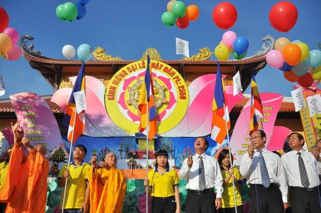 Thả bong bóng cầu nguyện cho hòa bình, quốc thái dân an. ảnh: VINH ANH