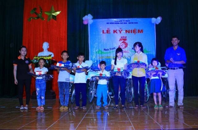 Tặng quà cho trẻ em nghèo học giỏi tại lễ kỷ niệm 3 năm thành lập. ảnh: VINH ANH  