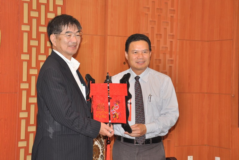 Phó Chủ tịch UBND tỉnh Lê Văn Thanh tặng quà cho ông Yanagisawa Kyoei. ảnh: VINH ANH