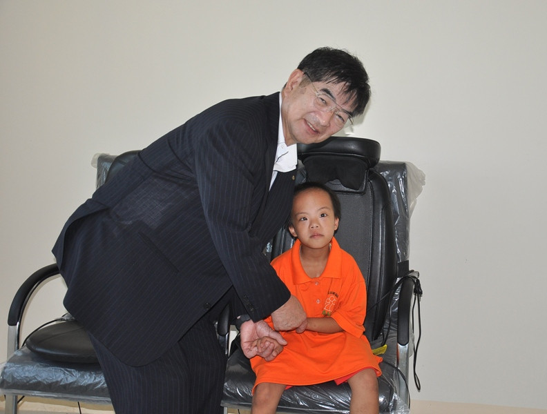 Ông Yanagisawa Kyoei thăm trẻ em khuyết tật tại phòng tập vật lý trị liệu. ảnh: VINH ANH