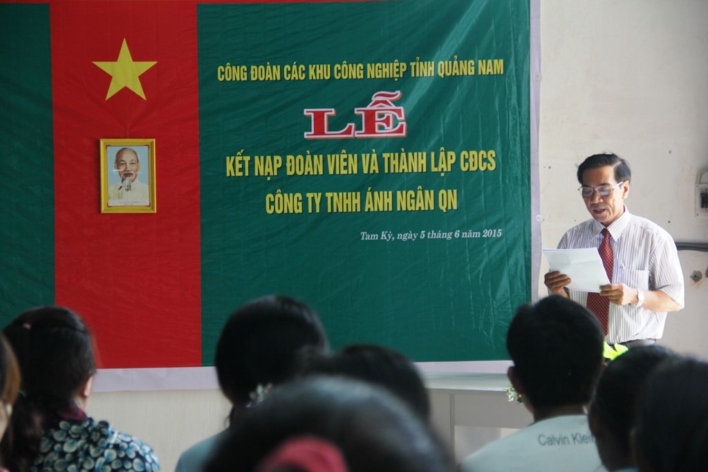 Đại diện Công đoàn các KCN tỉnh công bố quyết định thành lập Công đoàn Công ty TNHH Ánh Ngân