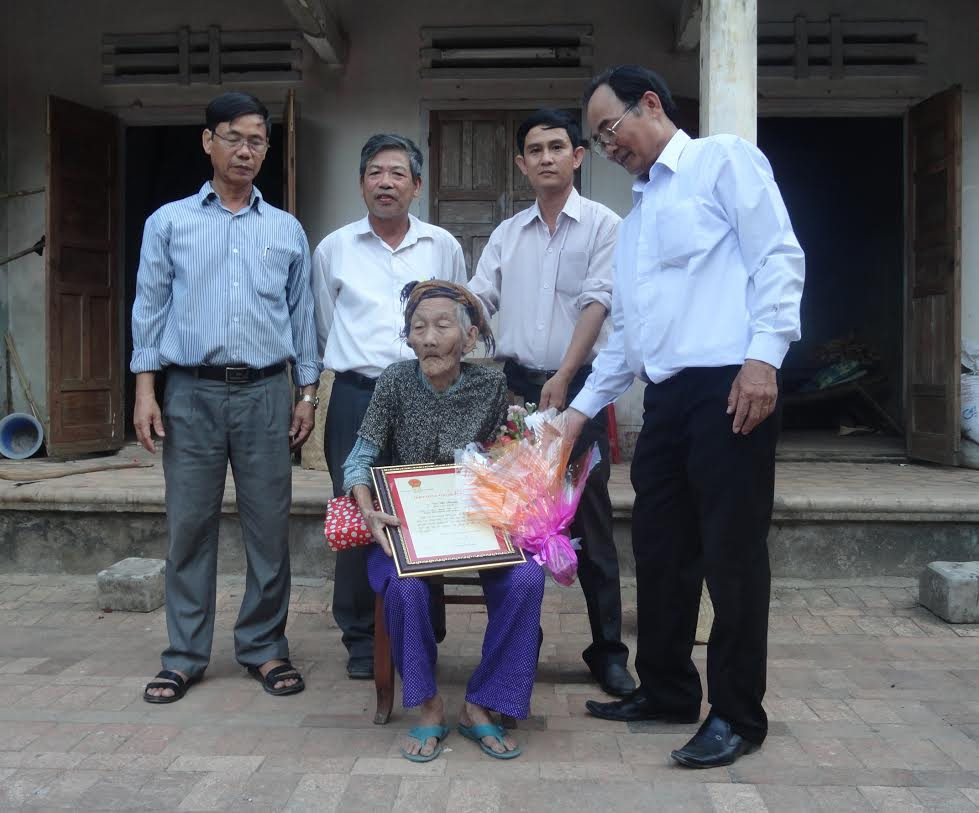  Lãnh đạo Phú Ninh trao bằng và chúc thọ cụ Võ Thị Thuần (100 tuổi, xã Tam Vinh, Phú Ninh)