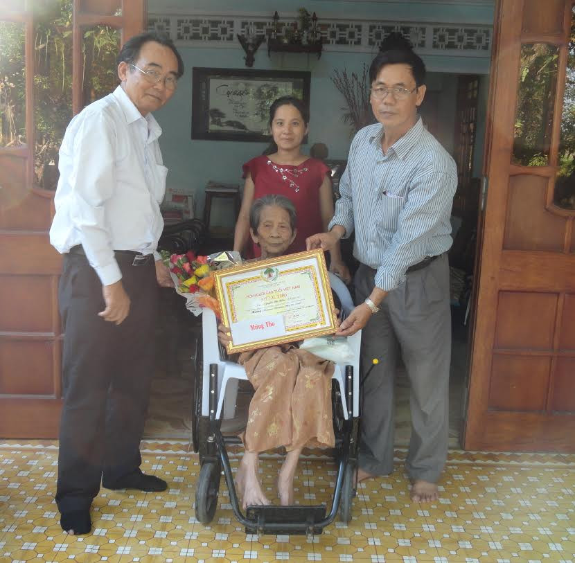 Chúc thọ cụ Huỳnh Thị Chừng (90 tuổi,  xã Tam Dân, Phú Ninh)