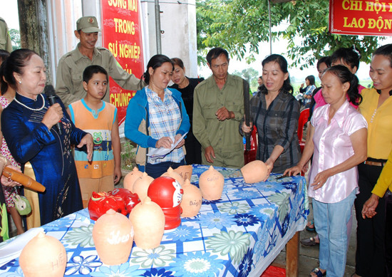 Phụ nữ thị trấn Nam Phước làm theo gương Bác về thực hành tiết kiệm thông qua mô hình nuôi heo đất. Ảnh: T.S
