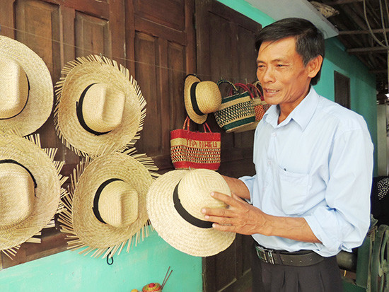 Các sản phẩm mới từ cói ở Trà Nhiêu đa dạng, phong phú, rất được du khách ưa chuộng.