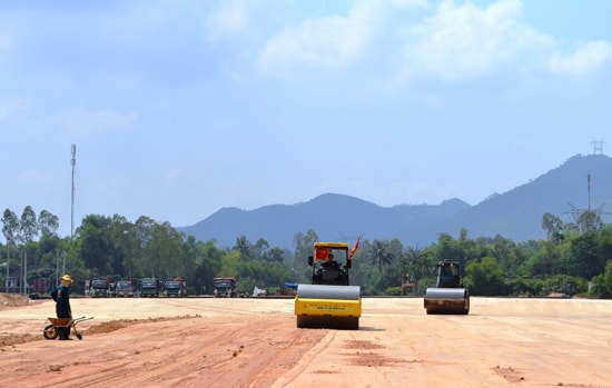 Nhiều khu tái định cư còn dang dở hạ tầng. Ảnh: C.T