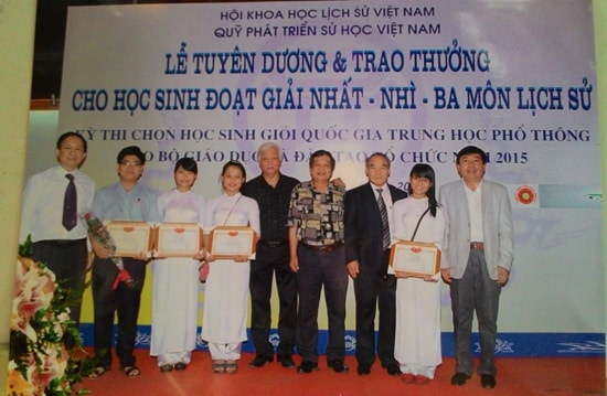 Đội tuyển học sinh giỏi môn Lịch sử Quảng Nam được vinh danh tại Văn miếu Quốc tử giám Hà Nội. Ảnh: C.N