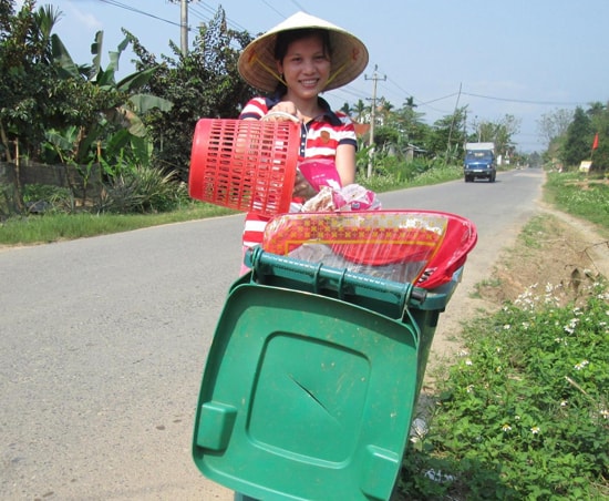 Chung tay bảo vệ môi trường nông thôn.  Ảnh: MAI NHI