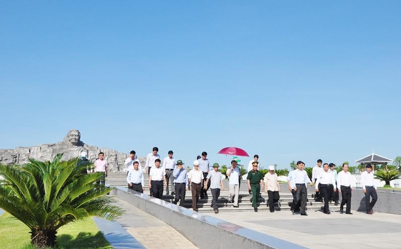 Khánh thành vào ngày 24.3, Tượng đài Mẹ VNAH đã thu hút hàng ngàn lượt khách và các đồng chí lãnh đạo các cấp đến viếng hương, tham quan.