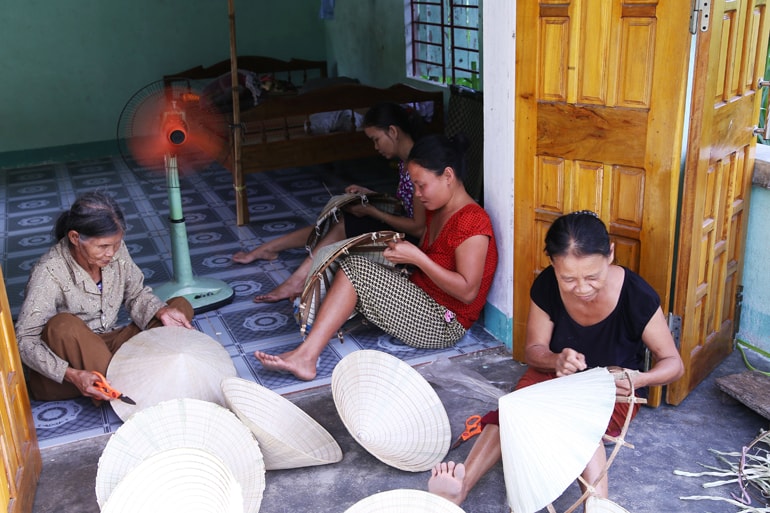 Có điện làng nón Quế Minh, Quế Sơn được sản xuất nhiều hơn.