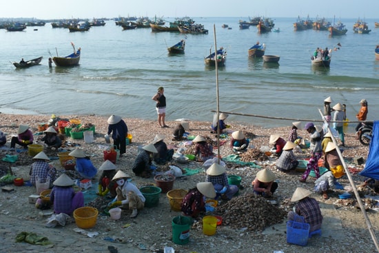 Khu chợ tạm ngay làng chài mỗi sáng luôn tấp nập ngư dân.