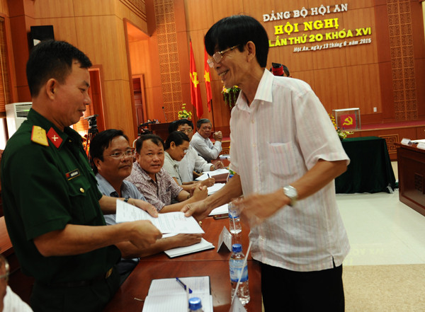 Ông Nguyễn Sự trao quyết định ủy viên thường vụ cho Trung tá Nguyễn Văn An. Ảnh Minh Hải