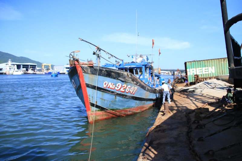 Tàu cá QNa 92647 gặp nạn trên biển đã được đưa vào bờ an toàn. ảnh: NGUYỄN ĐÔNG