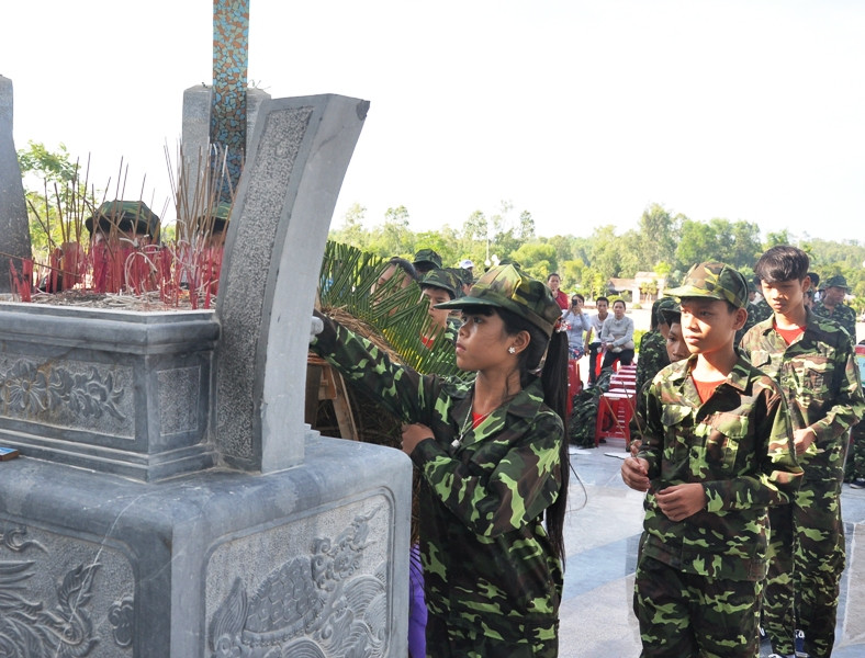 Các chiến sĩ “nhí” dâng hương tại Nghĩa trang liệt sỹ tỉnh trước lúc xuất quân tham gia Học kỳ trong quân đội 2015. Ảnh: VINH ANH