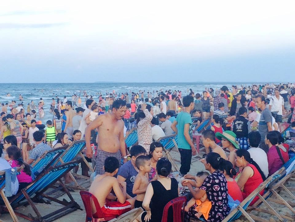 Lượng người đổ về bãi biển Tam Thanh đông kín vào những ngày hè nóng nực. ảnh: VINH ANH