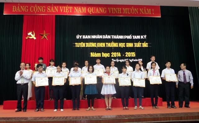 Tam Kỳ khen thưởng học sinh tiêu biểu năm học 2014 - 2015.