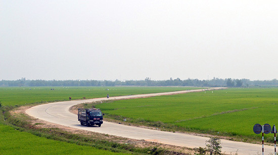 Nhiều tuyến giao thông nông thôn ở Điện Bàn được hoàn thành có sự đóng góp của công tác dân vận. Ảnh: V.LỘC