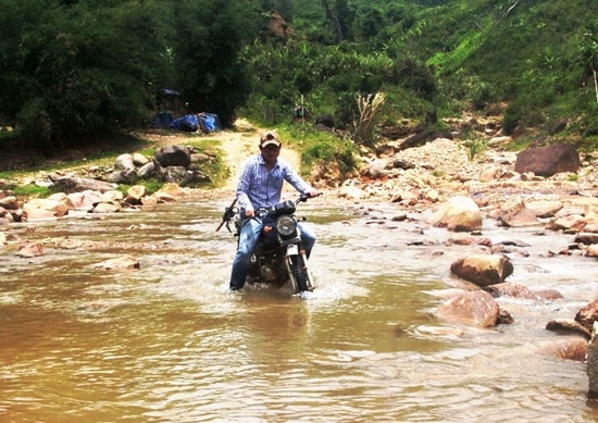 Tác giả đang trên đường vào bãi khe Tăng, xã Phước Thành, huyện Phước Sơn.