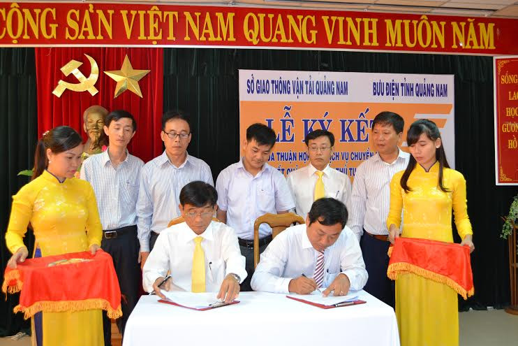 Giám đốc Bưu điện tỉnh Trần Văn Địch (bên trái) và Phó Giám đốc Sở GTVT Lê Văn Sinh ký kết thỏa thuận hợp tác.