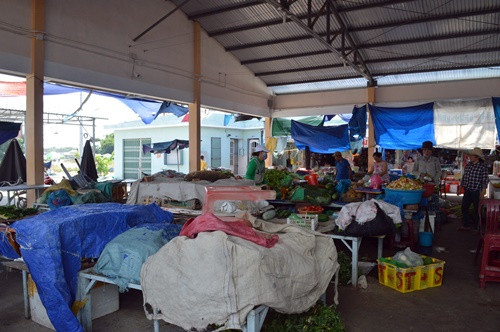 Việc Ban quản lý chợ đơn phương cắt điện nước đã ảnh hưởng đến hoạt động mua bán tại chợ nhất là mặt hàng rau, cá