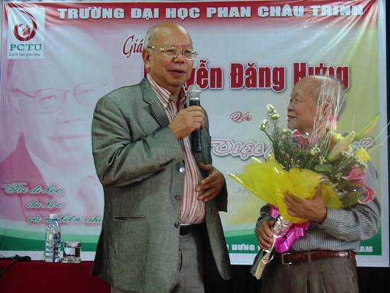 GS. Nguyễn Đăng Hưng và nhà văn Nguyên Ngọc tại Trường Đại học Phan Châu Trinh (Hội An). Ảnh: KHIẾU THỊ HOÀI