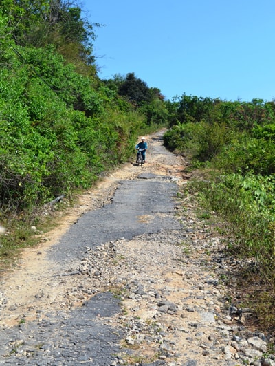 Đoạn đường Bãi Làng - Bãi Hương hư hỏng 15 năm qua chưa được đầu tư, sửa chữa.